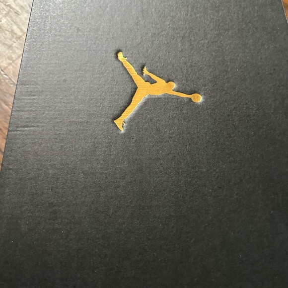 Air Jordan 1 Mid Shoes was expensive now cheap - Picture 6 of 7